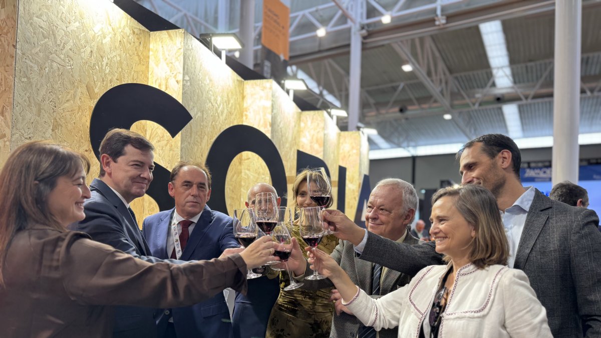 El presidente Mañueco y las autoridades de Soria brindando con el Ribera soriano.