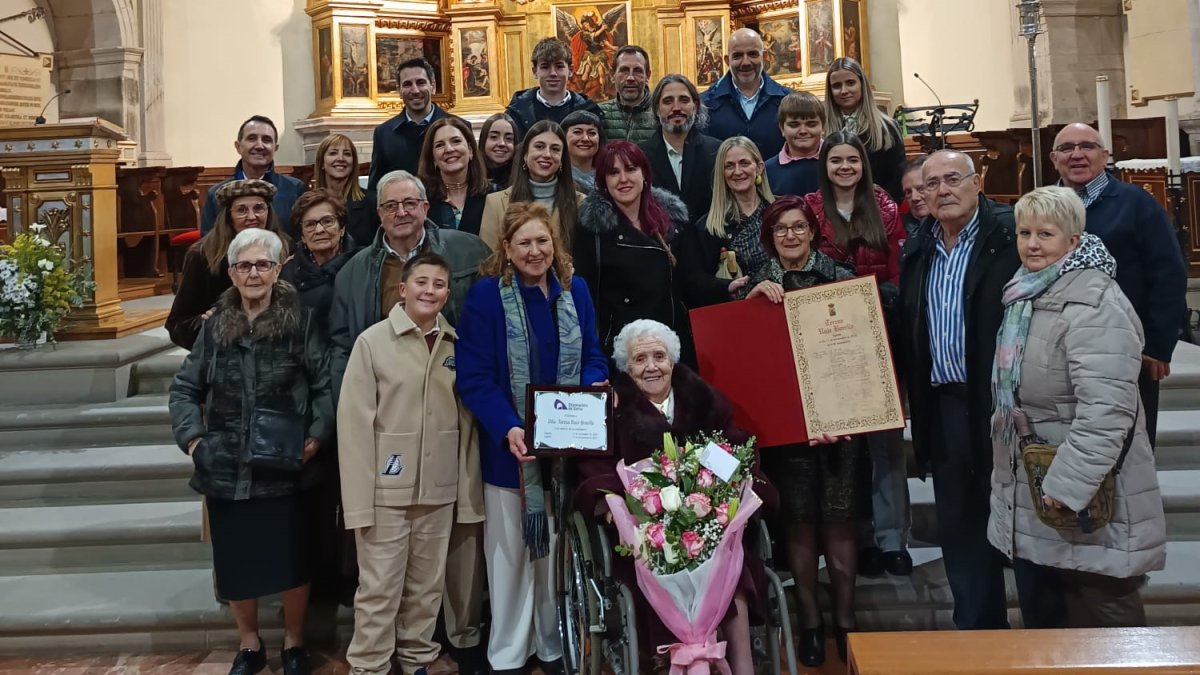 La centenaria acompañada de familiares en el homenaje.