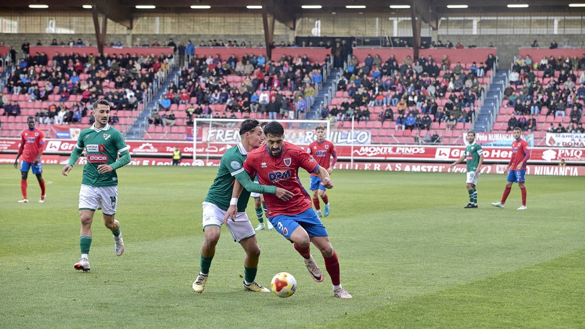 Jony protege el balón ante un oponente del Coruxo.
