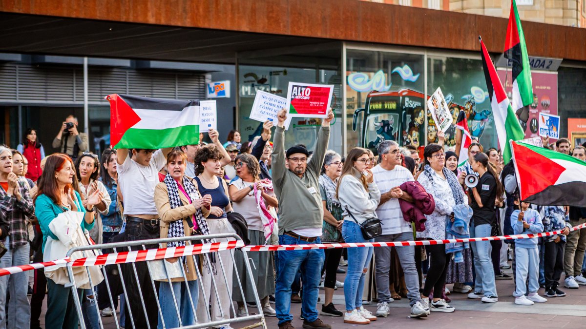 Los manifestantes que recordaron a Gaza en la procesión de San Saturio.