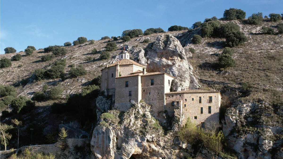 La Ermita de San Saturio, construida sobre una gruta en la roca, es uno de los monumentos más emblemáticos y visitados de Soria.