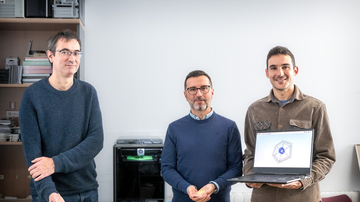 Ignacio de Godos, Félix Gonzalo y Alfonso García, investigadores que han desarrollado el nuevo prototipo para la depuración  de aguas residuales.