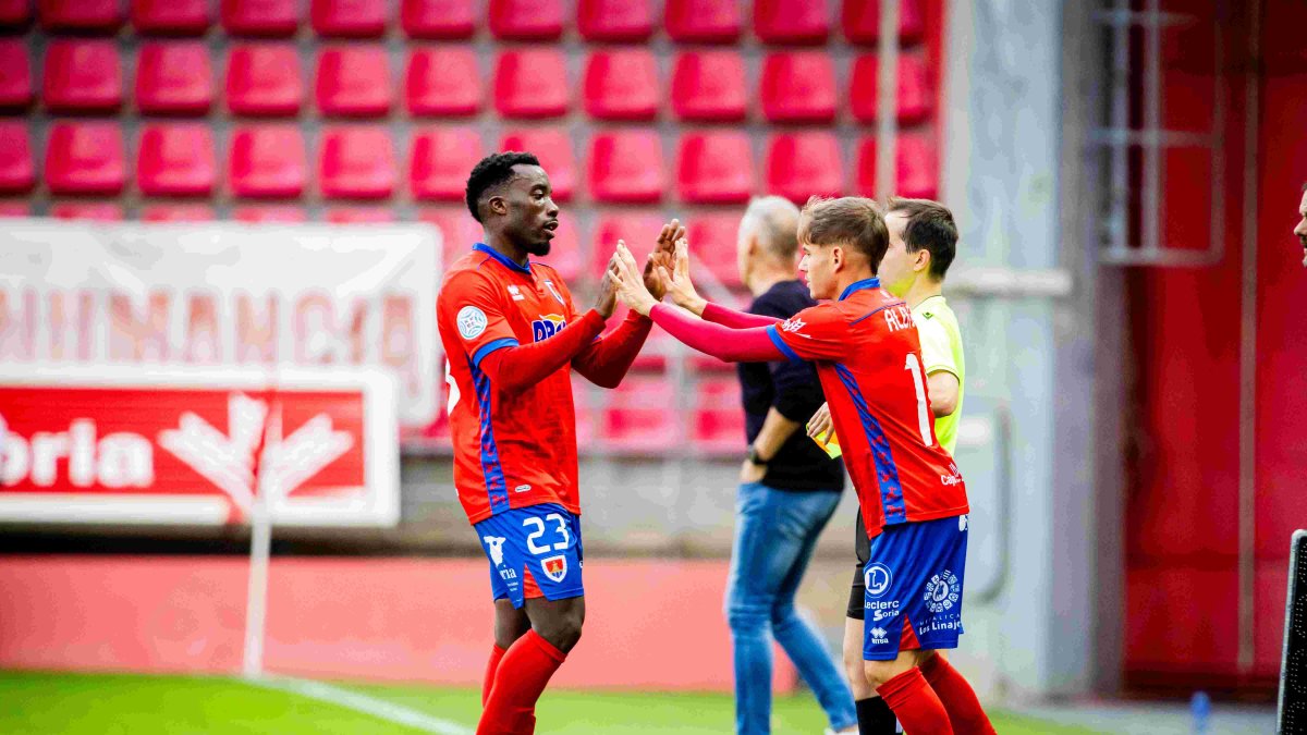 Jannick Buyla en el momentos de ser sustituido en un partido en Los Pajaritos.