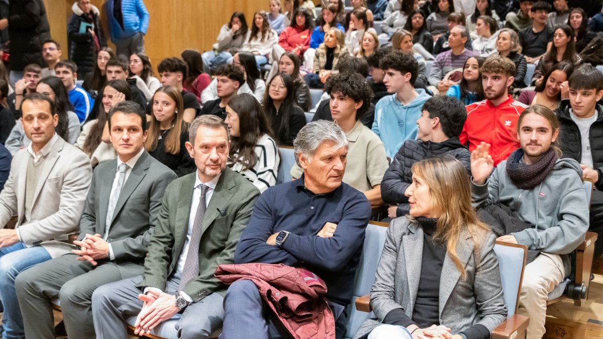 Toni Nadal en el acto de este miércoles junto a la consejera de Educación Rocío Lucas.