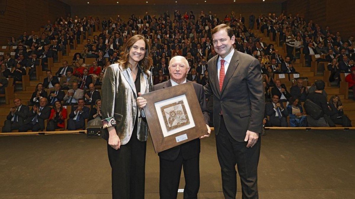 Adriana Ulibarri, Jesús Yllera y Alfonso Fernández Mañueco ante un Centro Cultural Miguel Delibes abarrotado en los XIII premios La Posada.