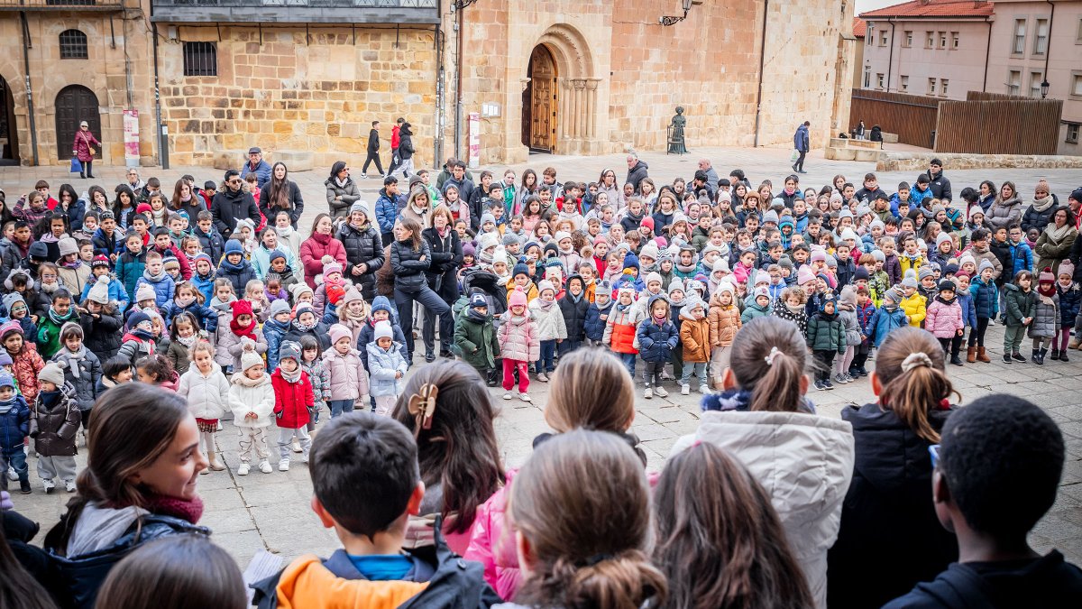 Un momento de la iniciativa solidaria del CEIP Infantes de Lara con motivo del Día de los Derechos del Niño.