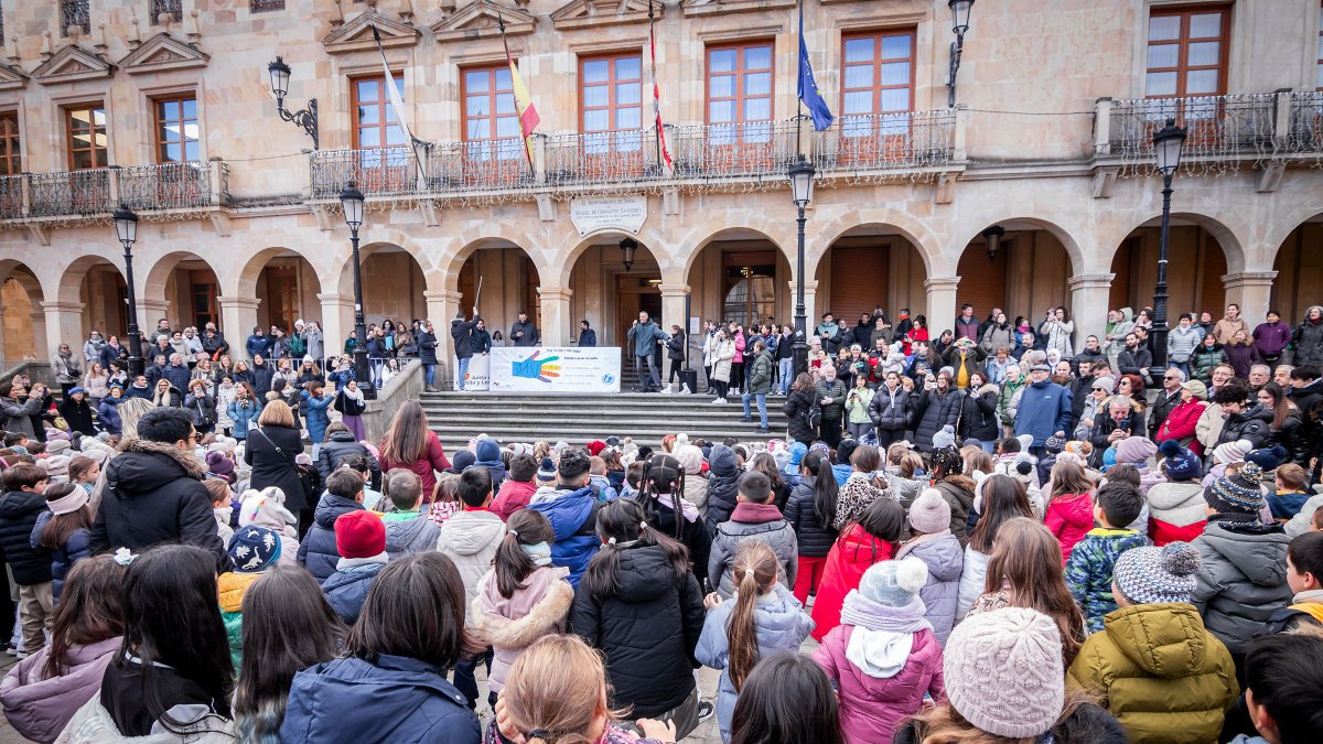 El colegio Infantes de Lara toma la plaza Mayor de Soria para reclamar derechos para la infancia.