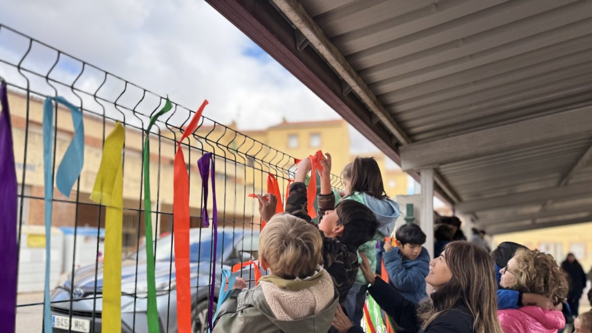 Los niños de Arcos de Jalón colocaron las cintas de colores