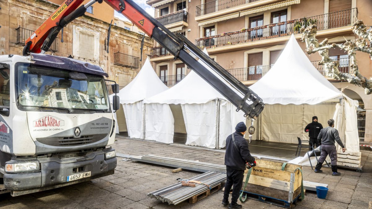 Montaje de la pista de hielo de la plaza Mayor.