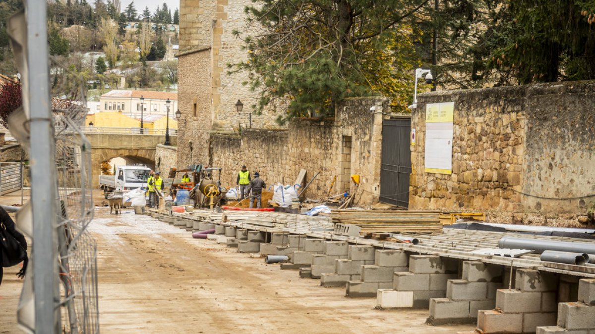 Obras en el aparcamiento de Doctrina.