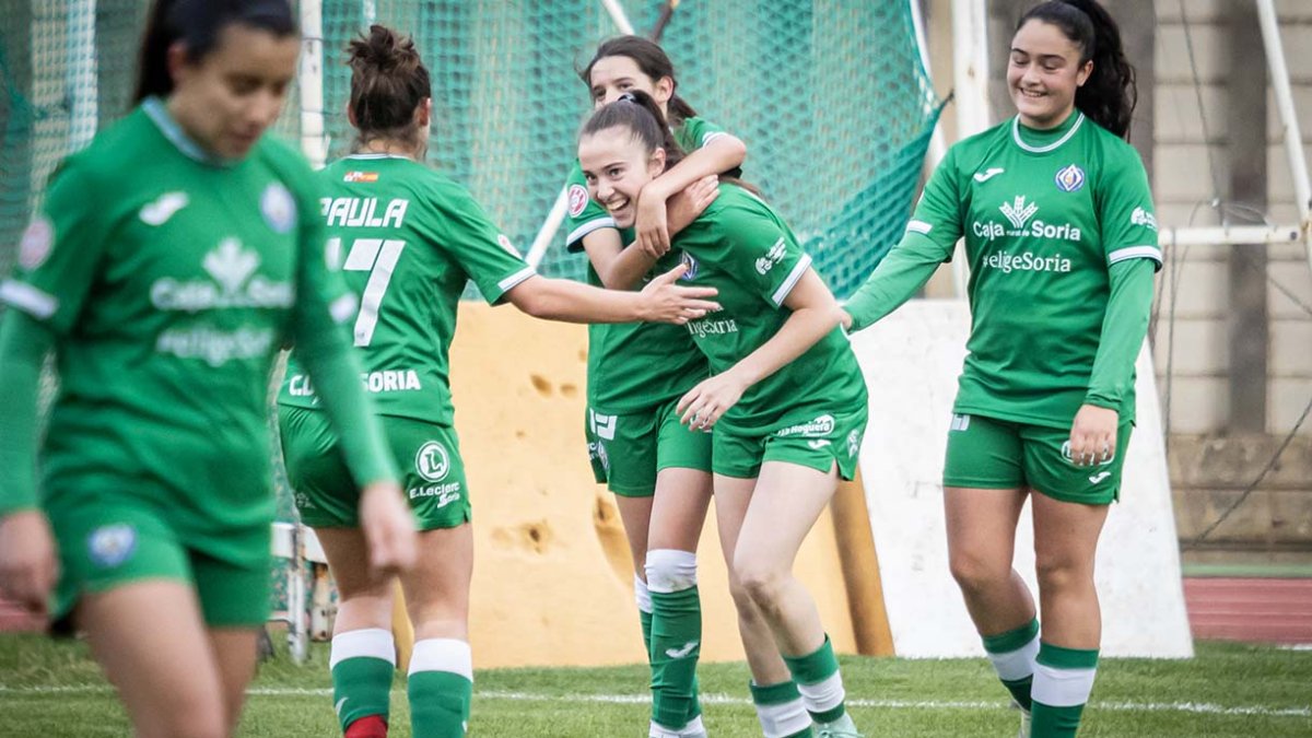 Marina Rupérez, ahora en el Elche, celebra un gol con el San José en un partido de la pasada temporada.