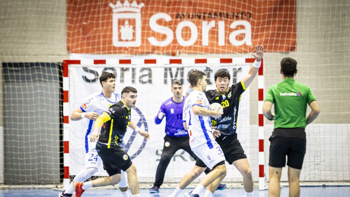 El Balonmano Soria no pudo aguantar el intenso ritmo que puso San Pablo tras el tiempo de descanso.