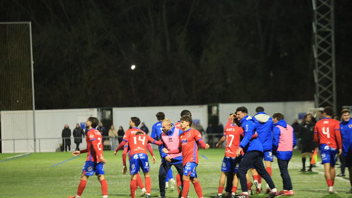 Los jugadores del Numancia celebran la victoria en Burgos, con Berto como actor principal
