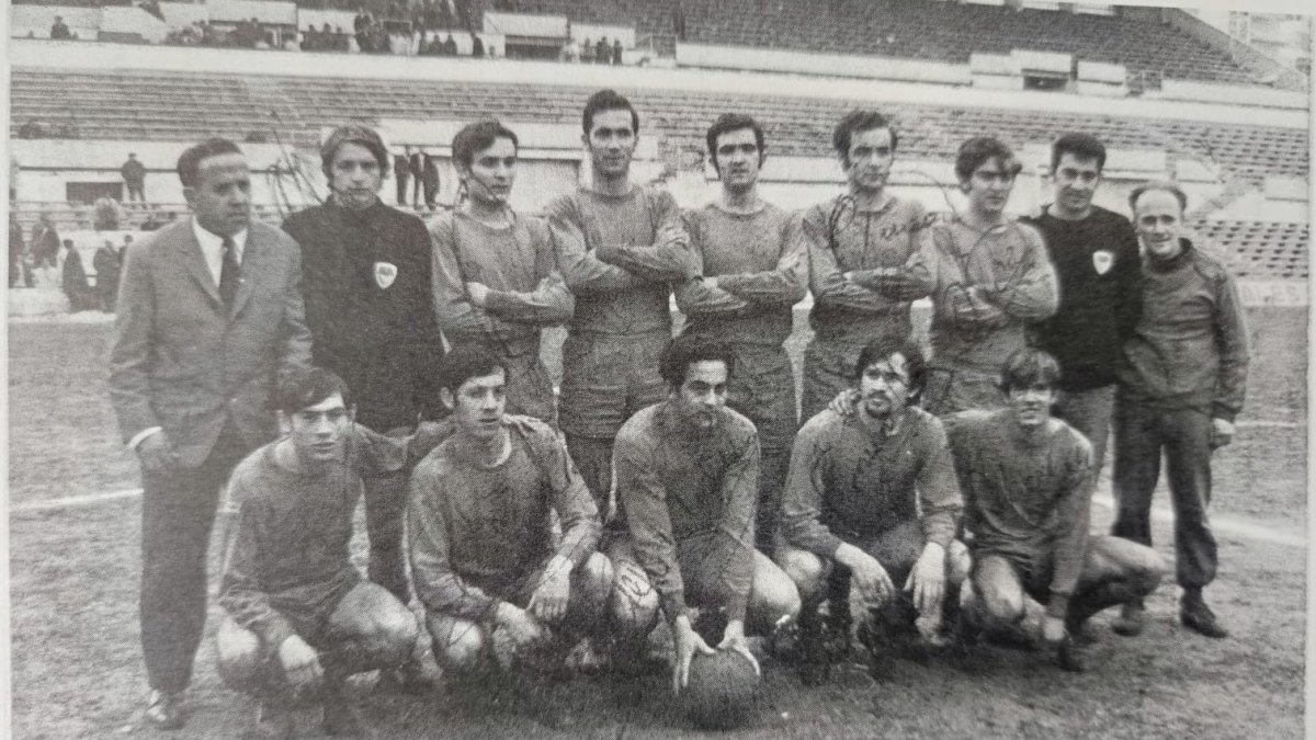 Javier Ruiz, de pie de izquierda a derecha junto al entrenador Doroteo Martínez, como portero del Numancia.