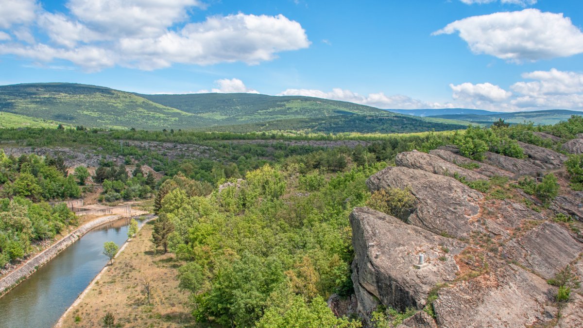 El embalse soriano que en otoño revela uno de los paisajes más serenos de la provincia