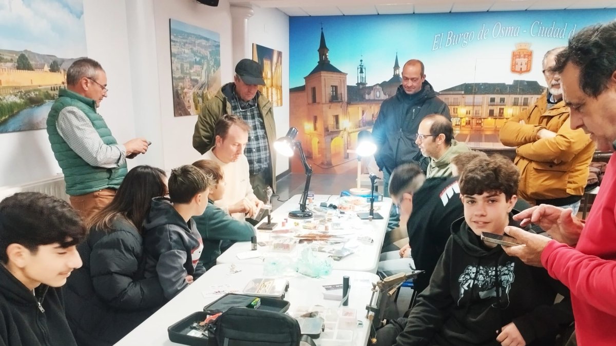 Algunos de los participantes en el curso de montaje de moscas.