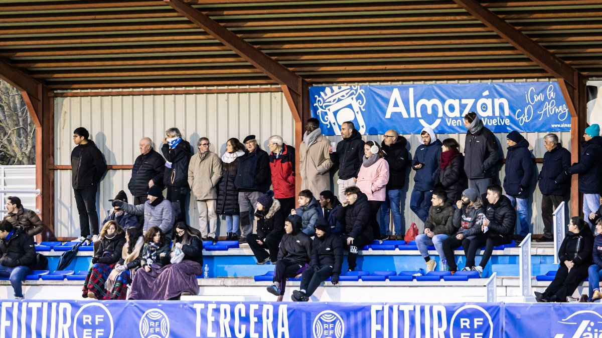 Un grupo de aficionados durante un partido en La Arboleda de la pasada temporada.