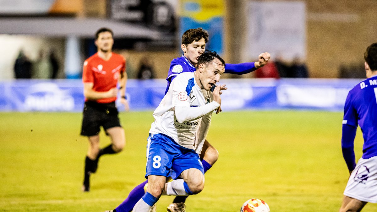 Un jugador del Almazán durante un partido disputado La Arboleda.
