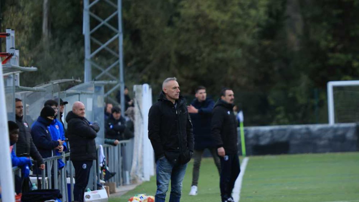 Ángel Rodríguez en el banquillo de Castañares en el encuentro de la pasada jornada ante el Burgos Promesas.