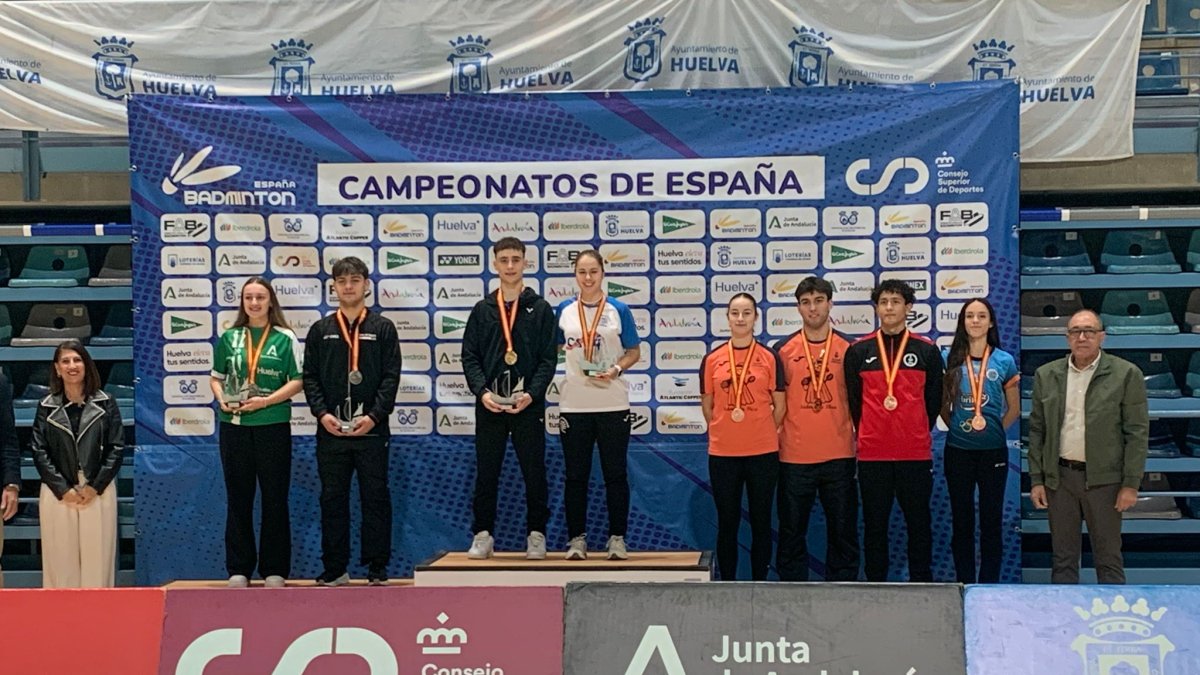 Daniela Corchón en lo más alto del podio como campeona de España con su compañero Alejandro Gállego.