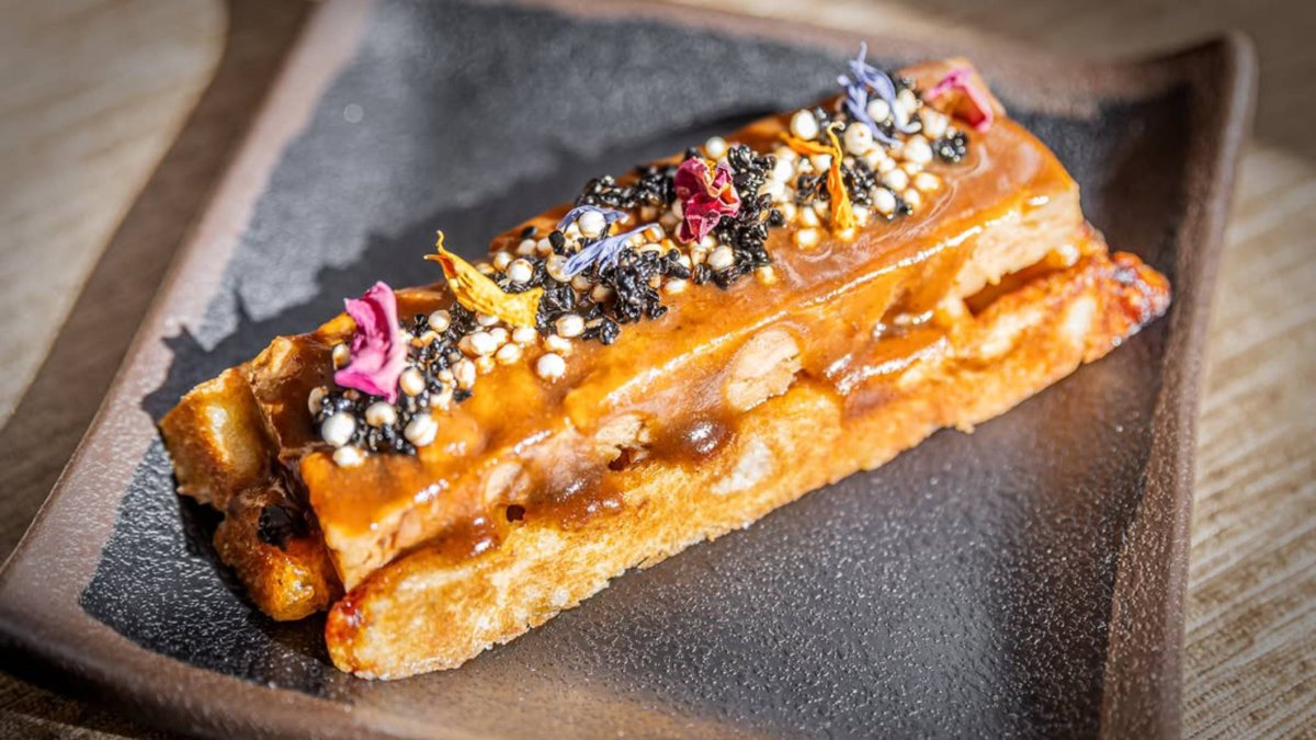 El “Gofre micológico” del Hotel Alfonso combina una base crujiente con una mezcla de setas y una presentación que imita a un postre gourmet.