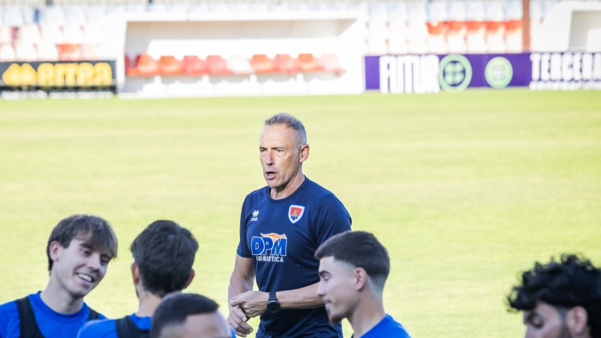 Ángel Rodríguez dirige un entrenamiento del CD Numancia.