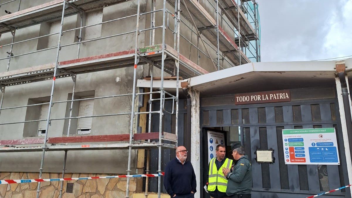 Al fondo, el acuartelamiento de Berlanga en obras.