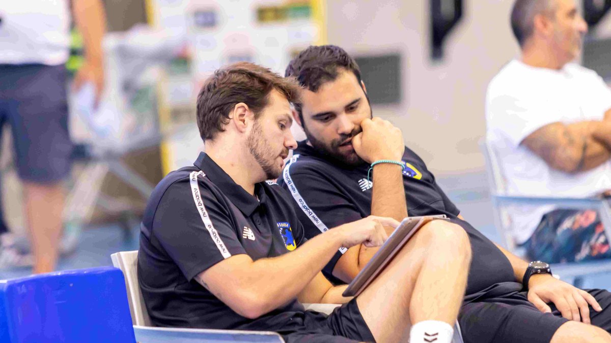 Oriol Castellarnau conversa con uno de sus ayudantes en el transcurso de un partido.