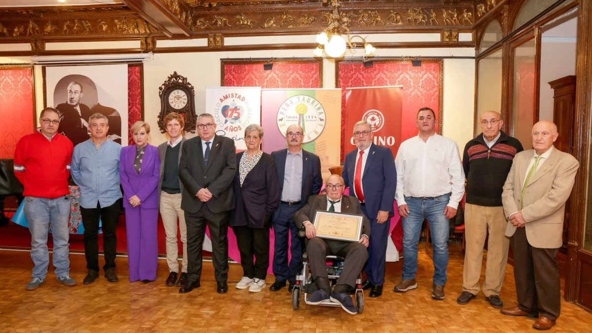 Foto de familia de los homenajeados en el Casino.