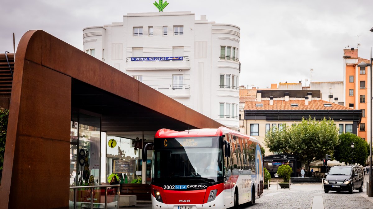 El autobús urbano, en la plaza de Mariano Granados.