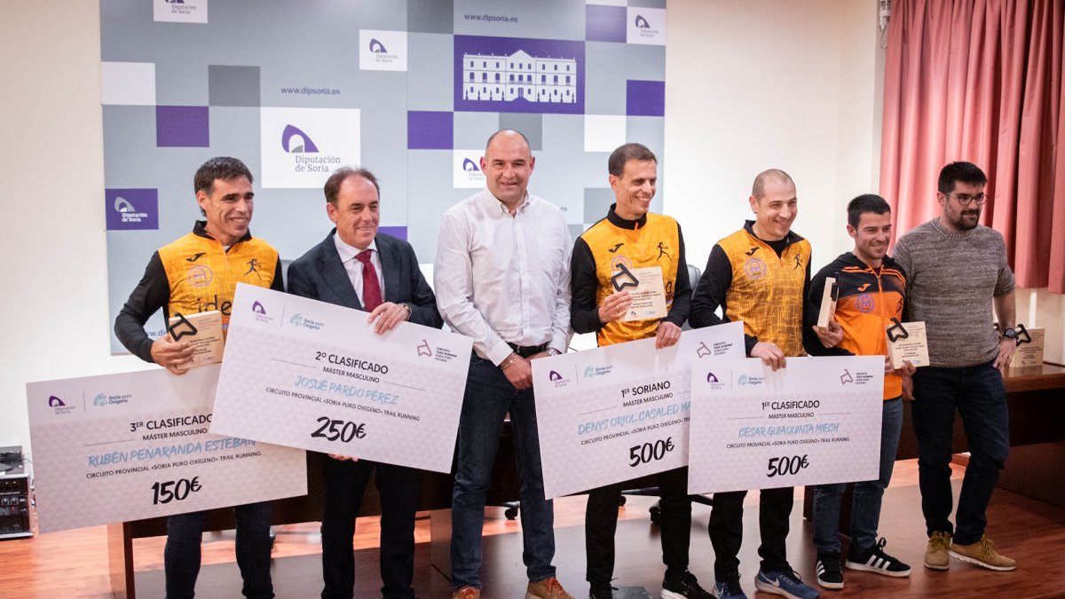 Benito Serrano recibe a los 22 ganadores de una primera edición que reparte un total de 12.600 euros.