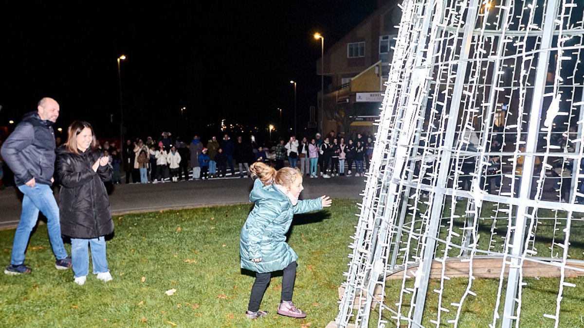 La Navidad da comienzo en Golmayo con el encendido de un árbol navideño.