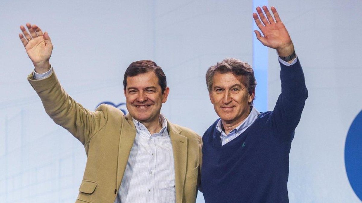 El presidente del Partido Popular, Alberto Núñez Feijóo, junto al presidente de la Junta de Castilla y León y del PP de Castilla y León, Alfonso Fernández Mañueco.