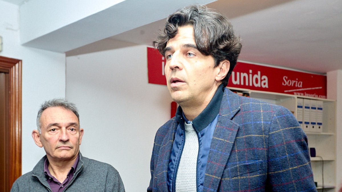 Enrique Santiago y Juan Gascón ayer en la sede de IU en la capital.