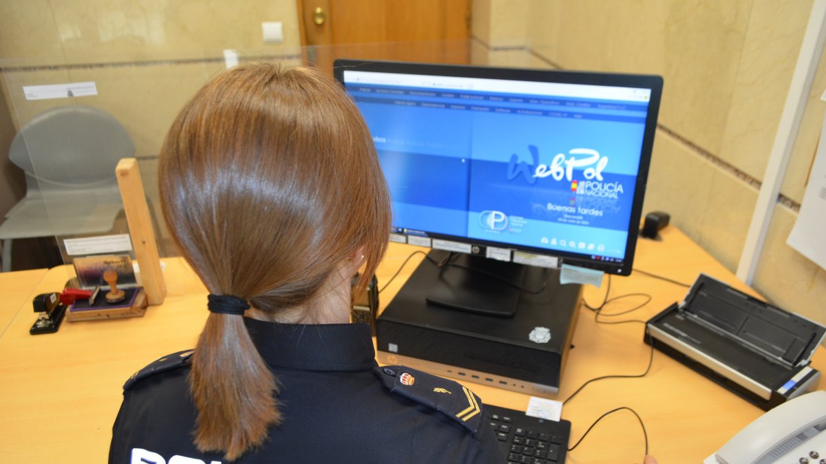 Una agente de la Policía Nacional investigando.