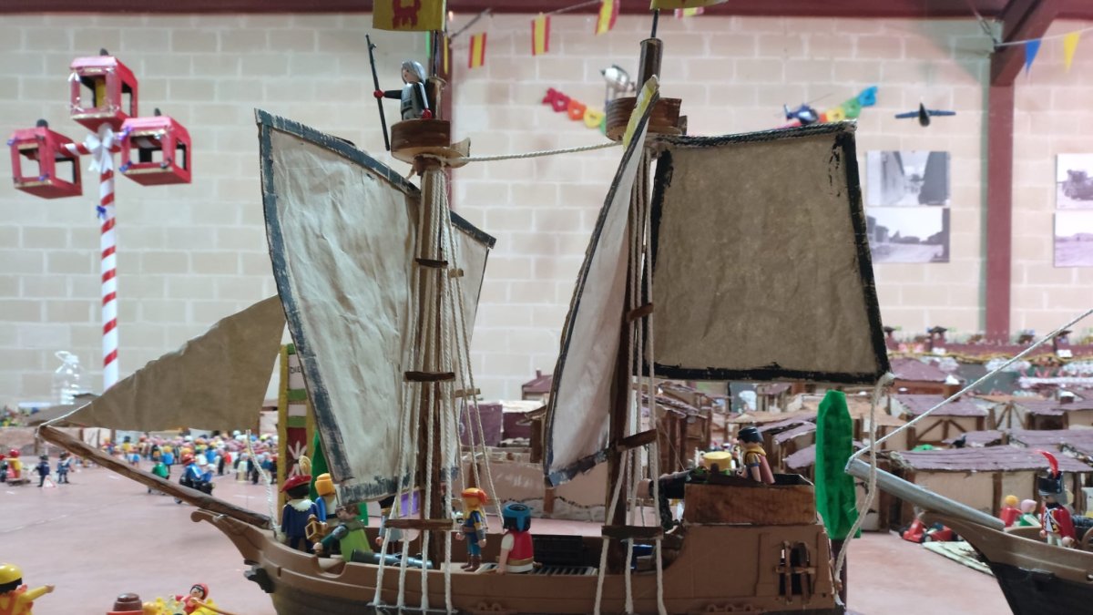 Se ha recreado el pueblo en una maqueta similar a como era hace medio siglo.