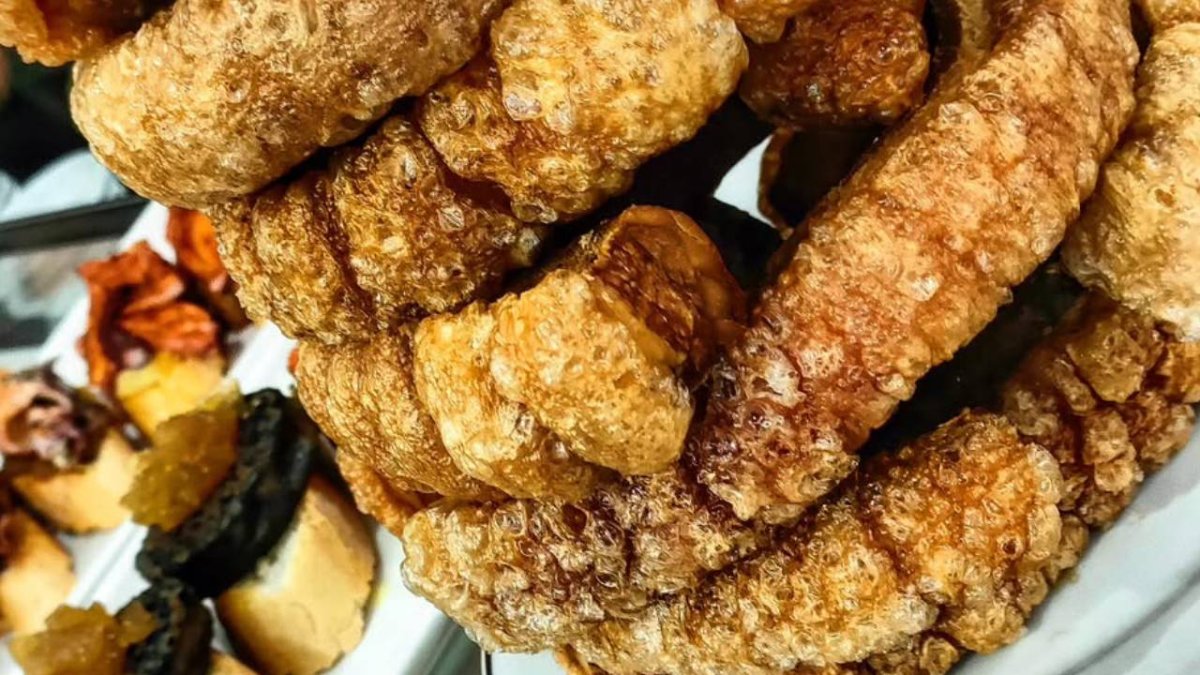 La icónica torre de torreznos de 10 pisos de Casa Augusto Arranz: crujientes, dorados y servidos con orgullo en el corazón de Soria.