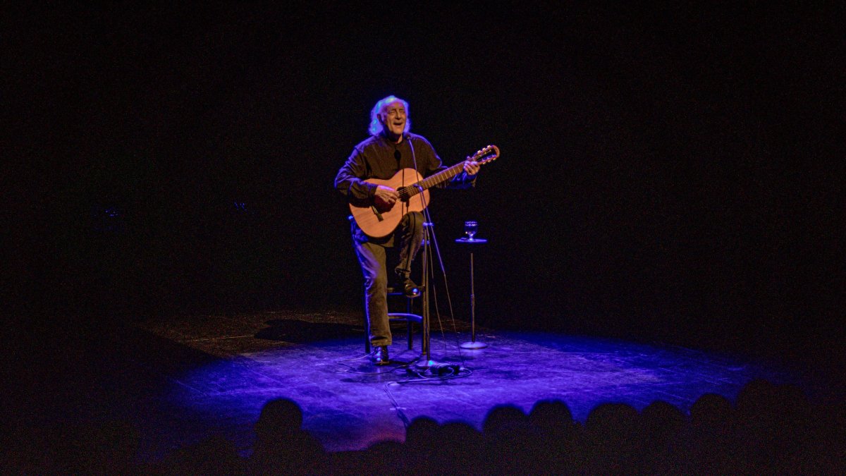 Amancio Prada durante su actuación en el Palacio de la Audiencia.