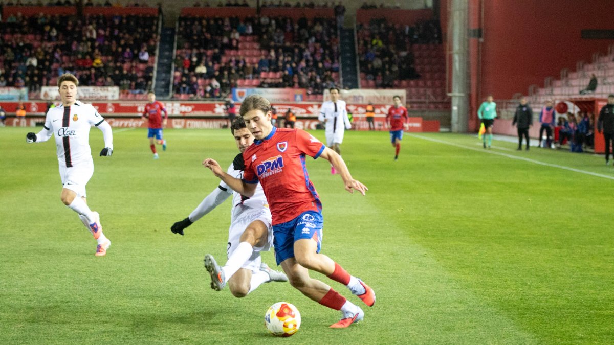 Disputa de Balón entre el CD Numancia y el Mallorca.