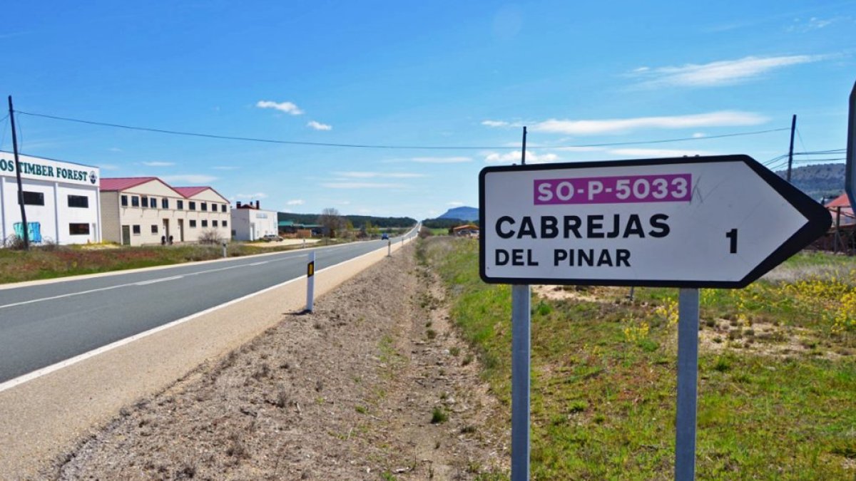 Señal de acceso a Cabrejas del Pinar.