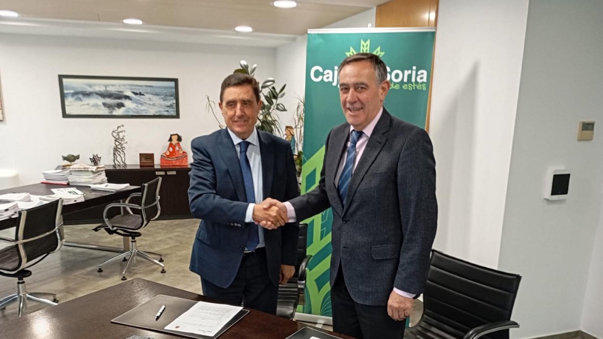 Firma del convenio entre Caja Rural y el Ayuntamiento de El Burgo.