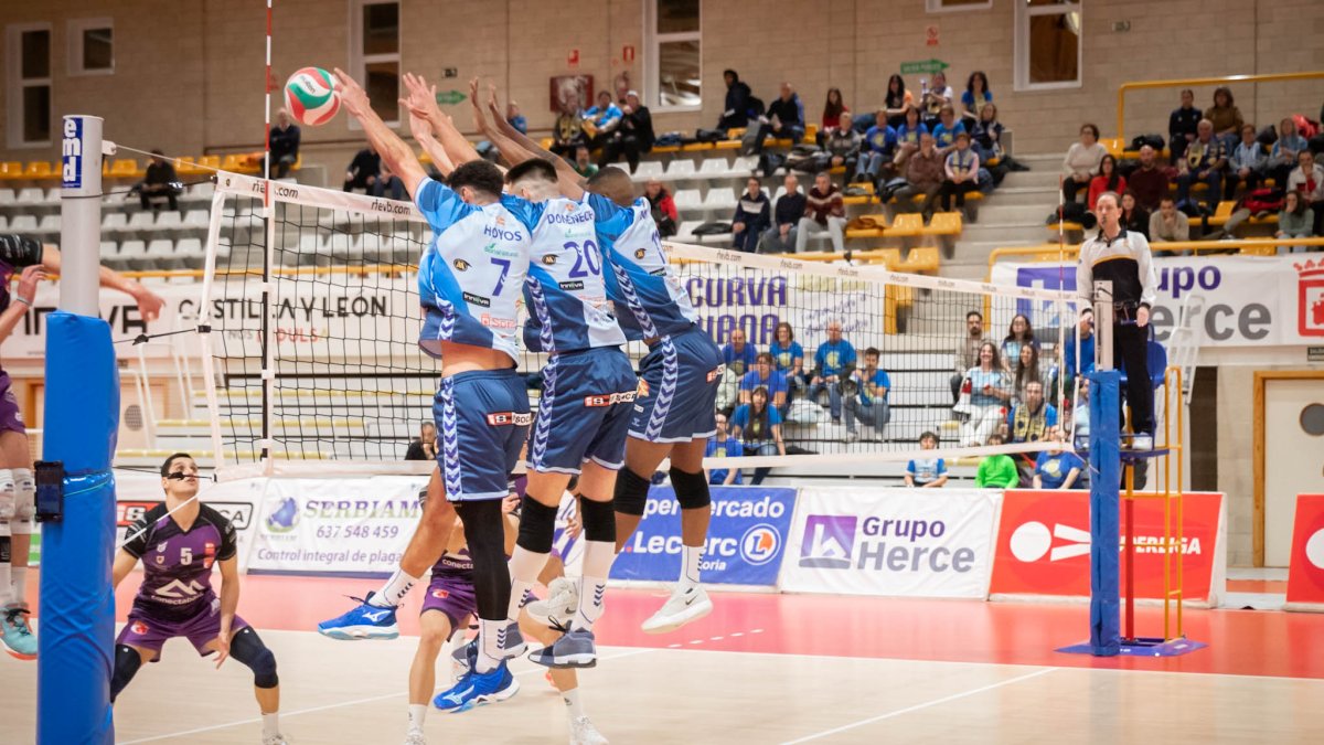 Triple bloqueo del Grupo Herce ante un Manacor que no pudo con la solidez celeste.