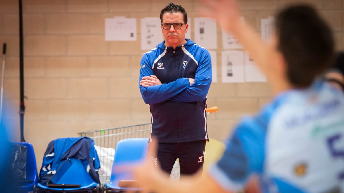 Alberto Toribio concentrado al máximo en los prolegómenos de un partido de esta temporada.