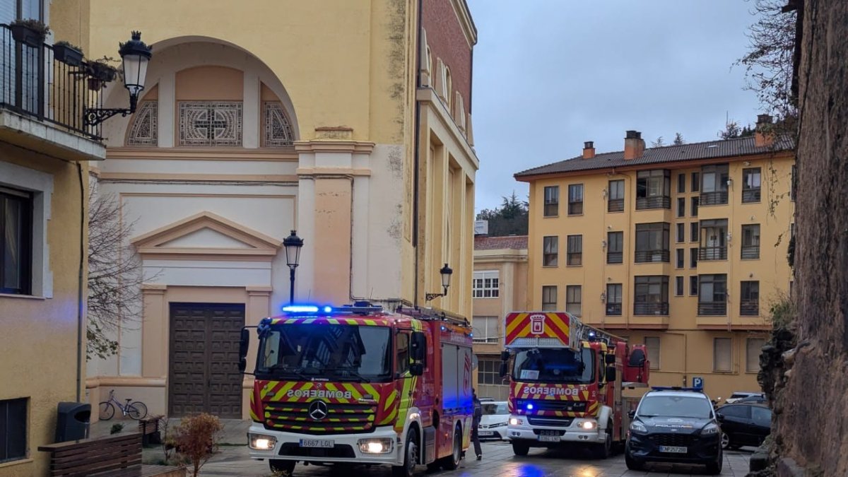 Los servicios de emergencia junto al colegio.