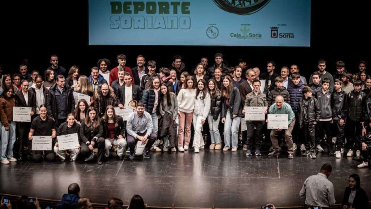 Foto de familia al final del acto con todos los premiados en la Gala del Deporte 2025.
