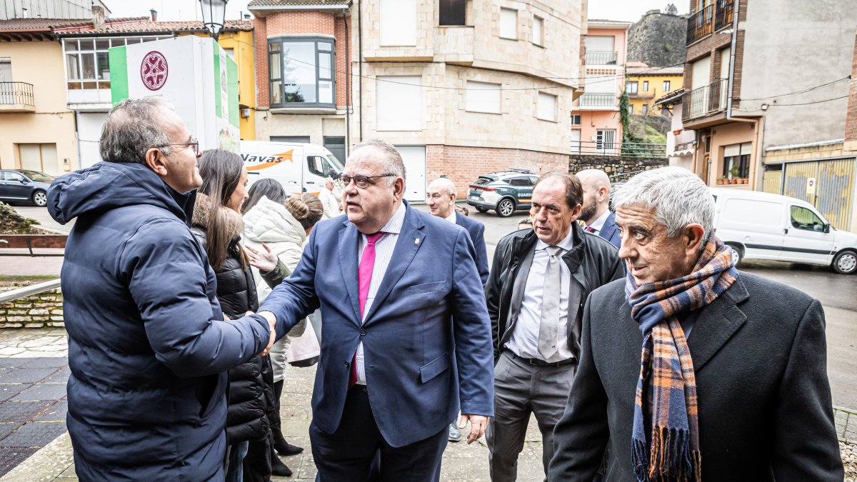 El consejero de Sanidad acude a San Leonardo a presentar el proyecto del centro de salud.
