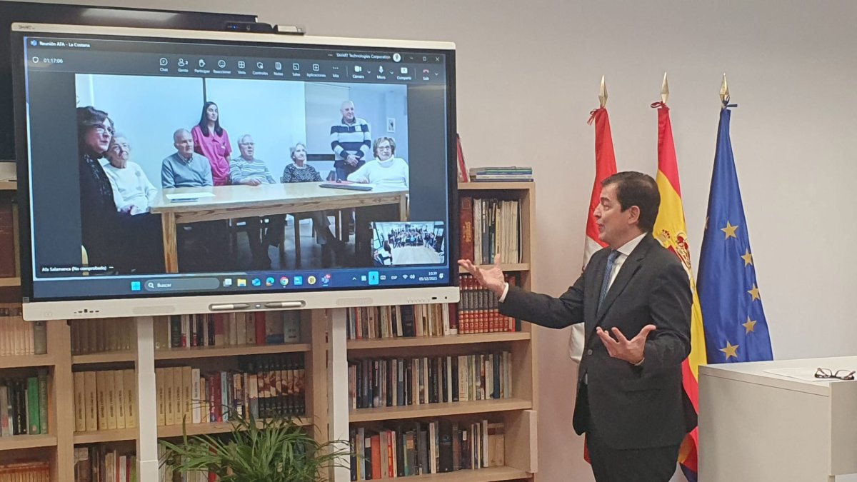 Entrega de pantallas por parte de Mañueco.