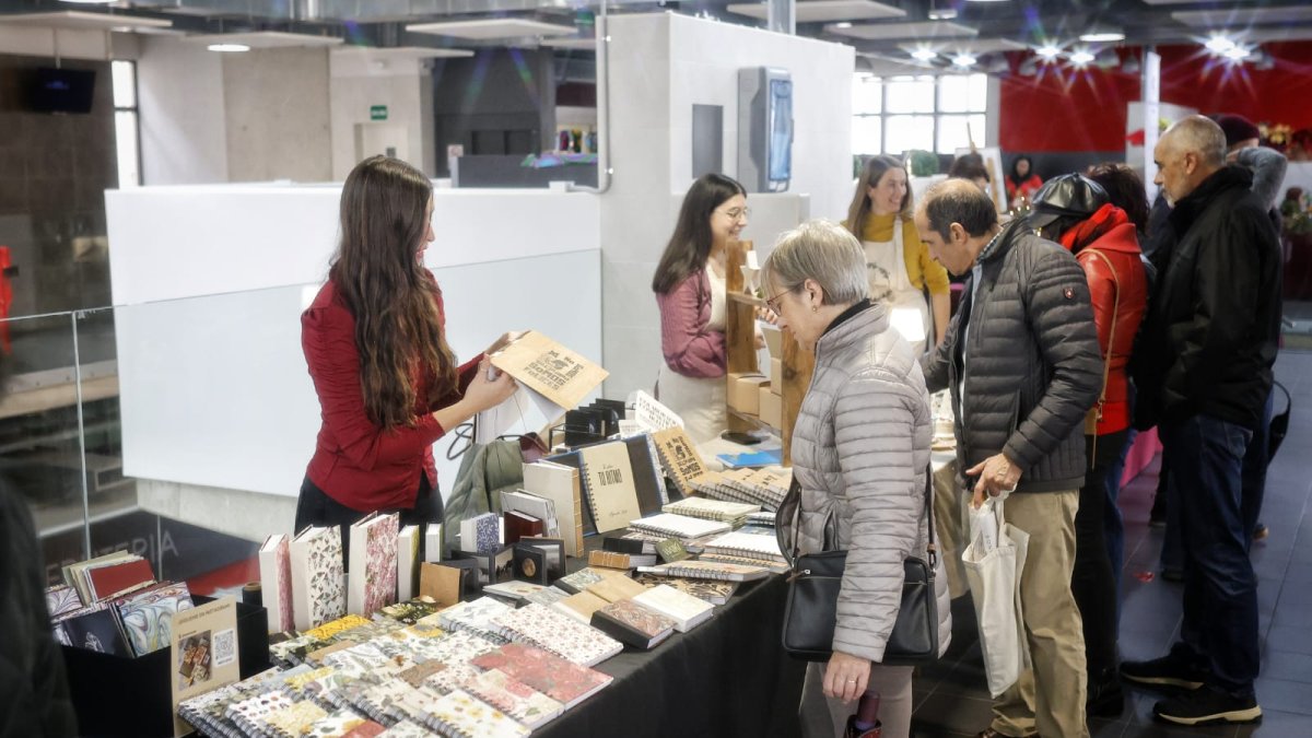 Visitantes en el Mercado Artesano de Soria en la mañana de este domingo.