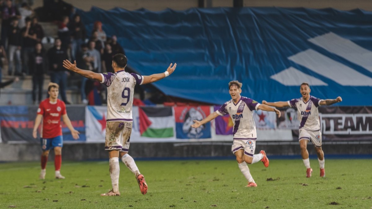 Jony, con dos goles en la primera parte, encarriló la victoria del CD Numancia ante la UD Ourense.