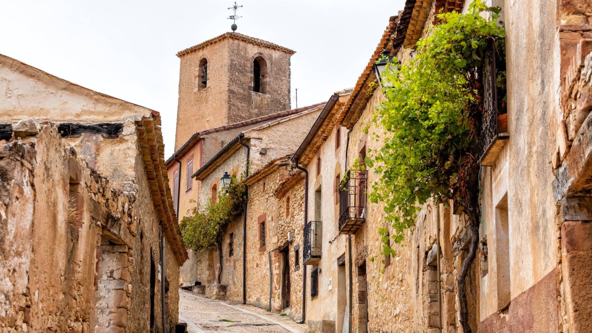 Las calles de este pueblo soriano parecen sacadas de otro siglo: piedra, silencio y una arquitectura que resiste al tiempo.